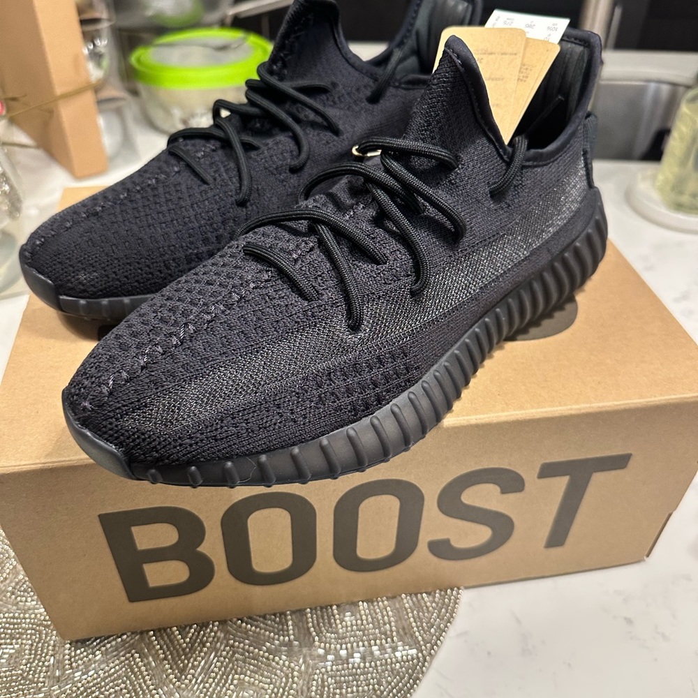 adidas Yeezy Boost 350 V2 Onyx Sneakers Brand New Size 10.5 HQ4540